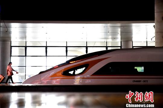 资料图：旅客在火车站乘坐高铁。<a target='_blank' href='http://www.chinanews.com/'>中新社</a>发 鲍赣生 摄