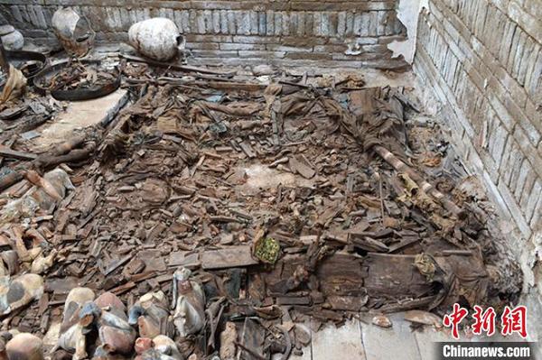 图为墓葬中带帷帐的床榻。　甘肃省文物考古研究所供图 摄