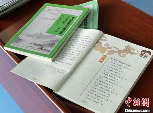 读本内容图文并茂，当地教育部门希望以这种新形式的阅读来扩展和补充学校教学。　刘阳 摄