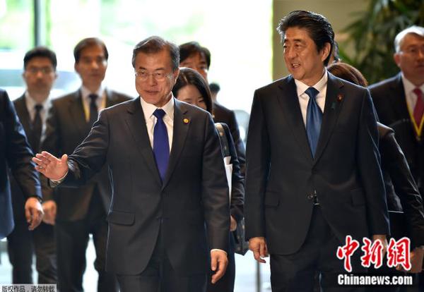 资料图片：韩国总统文在寅和日本首相安倍晋三。