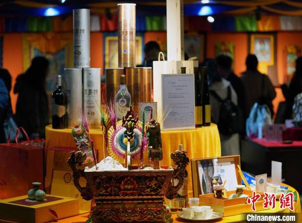 “冬游西藏？共享地球第三极”旅游产品展销会上，西藏自治区旅游发展厅、商务厅组织了300余件优秀旅游文创产品、农产品、手工艺品进行展示。　钟欣 摄