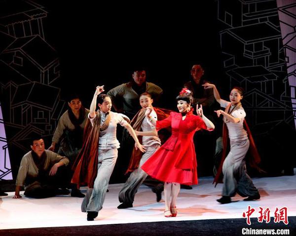 《美丽生活》剧照，该剧大胆在京剧中应用了许多音乐剧元素。武汉京剧院供图