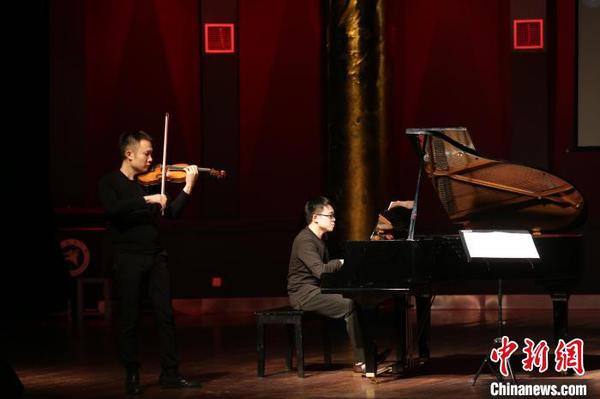 旅俄青年小提琴演奏家姜提，留俄青年钢琴演奏家、广州大剧院钢琴指导教师白子恒组合表演。　姜涛 摄