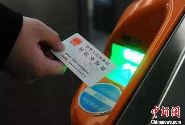 旅客刷身份证即可进站乘车。中国铁路上海局集团有限公司供图