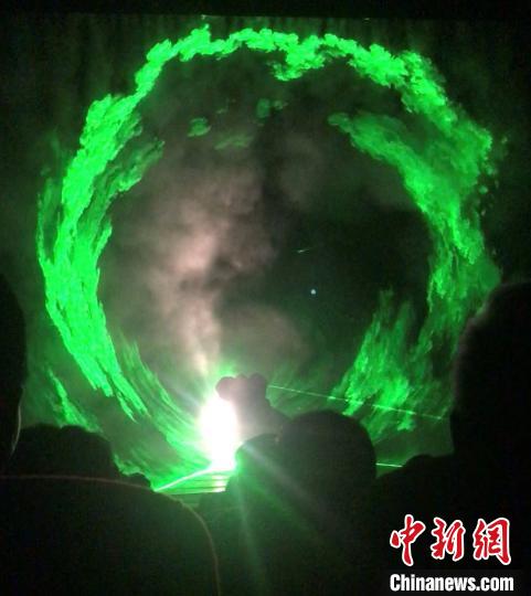 图为《吴哥王朝》舞台剧中的时光隧道。　黄耀辉 摄