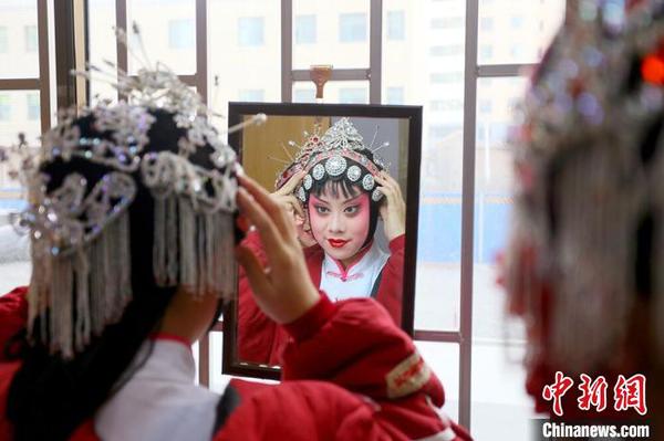 图为甘肃省文理学院戏曲表演专业学生登台演出前化妆。　高康迪 摄