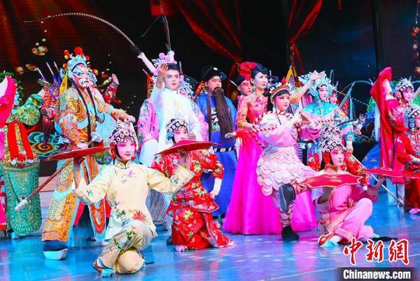 图为甘肃省文理学院戏曲表演专业学生登台演出前化妆。　高康迪 摄
