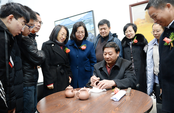 来自广西钦州的坭兴陶技艺大师在展示坭兴陶雕刻技艺