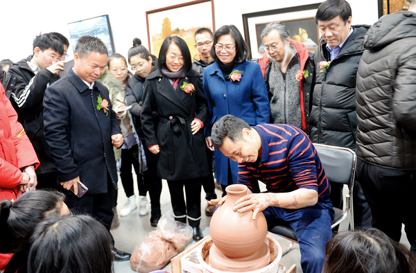 来自广西钦州的坭兴陶技艺大师在展示坭兴陶拉胚技艺.