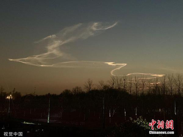 1快舟火箭升空后 北京上空现龙状航迹云