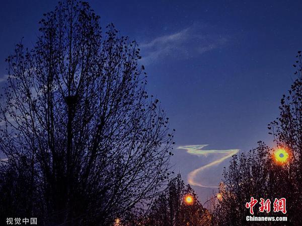 2 快舟火箭升空后 北京上空现龙状航迹云