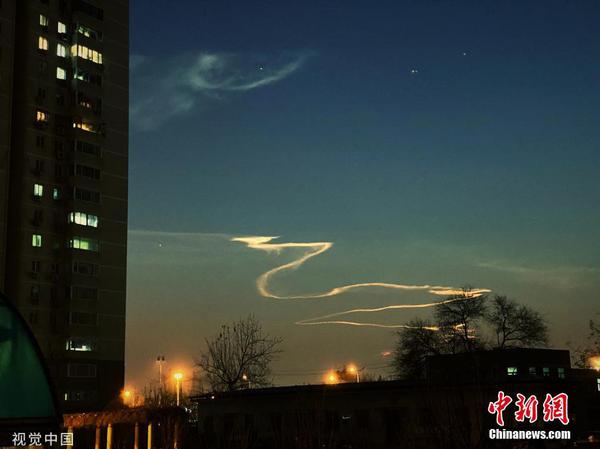 3 快舟火箭升空后 北京上空现龙状航迹云