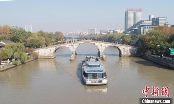 京杭艺术家泛舟大运河上。　徐军 摄