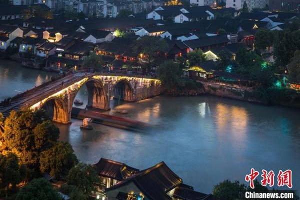 大运河(杭州段)及拱宸桥。　杭州运河集团供图 摄