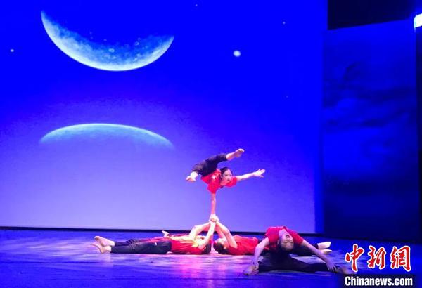 发布会上，湖南省杂技艺术剧院年轻演员表演的杂技节目。　邓霞 摄