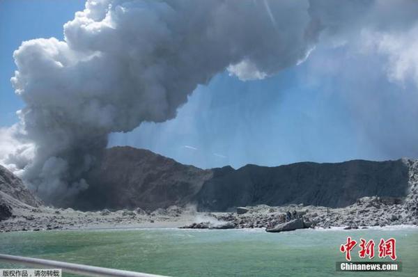 当地时间12月9日，新西兰丰盛湾怀特岛火山爆发，火山灰直冲云霄。