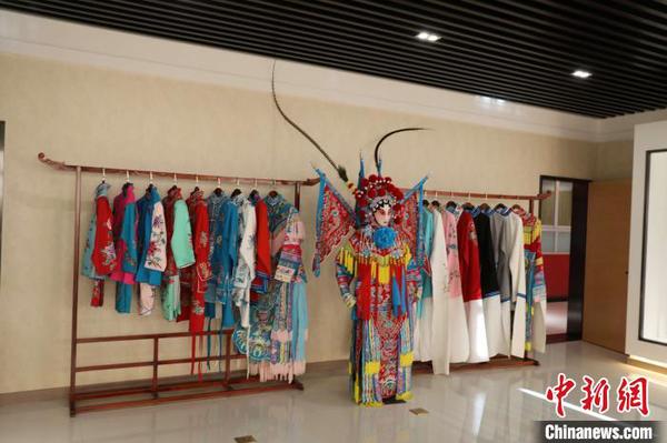 宁夏银川市秦腔传承保护基地化妆室内排列整齐的戏服。　李佩珊 摄