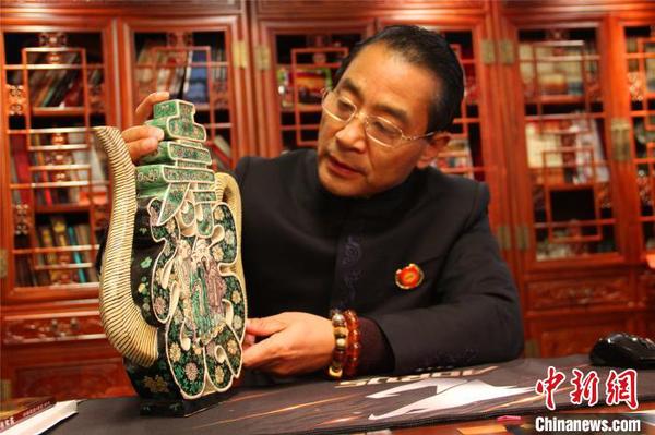 图为万世之宝博物馆藏品清代素三彩福寿壶 孟豪 摄