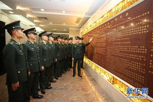 驻澳门部队组织官兵学习刻在新口岸大厦大厅墙上的驻军法（2019年12月2日摄）。新华社发（叶华敏 摄）