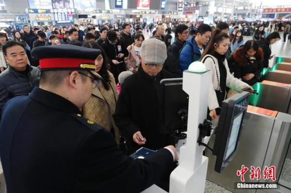 资料图：12月12日，旅客在铁路上海虹桥站排队购买车票。 殷立勤 摄