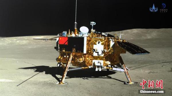 图为玉兔二号巡视器全景相机对嫦娥四号着陆器成像。中国国家航天局供图