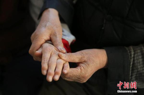 一位老人给患有阿尔茨海默病的老伴按摩。<a target='_blank' href='http://www.chinanews.com/'>中新社</a>记者 杨可佳 摄
