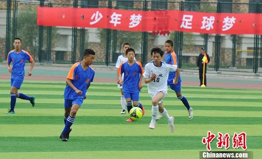 资料图：学生在踢球。中新社记者 杨艳敏 摄