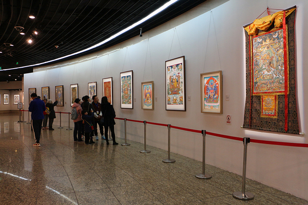中国西藏网讯 近日，“相约北京”首届国际唐卡艺术展暨世界唐卡艺术大会在北京中华世纪坛举办。展览共有百余幅当代精品唐卡和文物唐卡，以及800余件非遗文创展品。图为展览现场