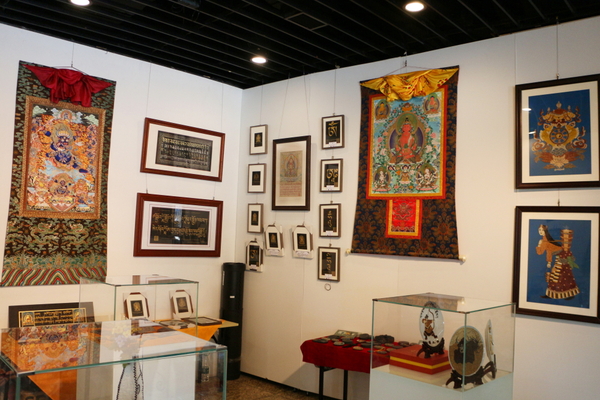 此展区通过对唐卡艺术及其代表的地区文化的文创产品展示，使参观者从不同的角度了解藏文化，让更多的人走近唐卡艺术、了解唐卡文化。图为文创产品展区