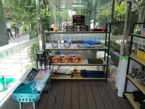 8 南京首个垃圾分类服务中心设共享便民服务站，居民可刷积分免费借用各种工具。 南京日报记者 马金 摄