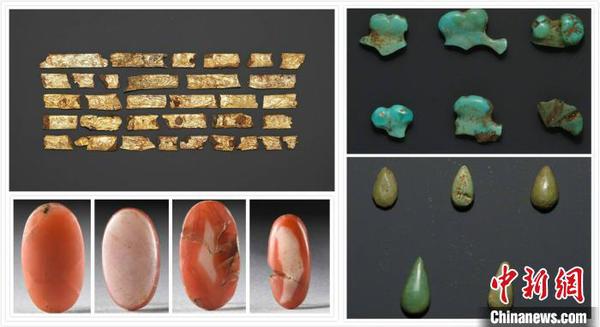 M189出土物品，左上为棺椁上的铁胎包金饰，左下为玛瑙丸，右上及右下为绿松石饰品。河南省文物考古研究院供图