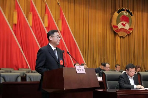 在12月25日的开幕式上，厦门市翔安区政协主席周鲁闽作常委会工作报告