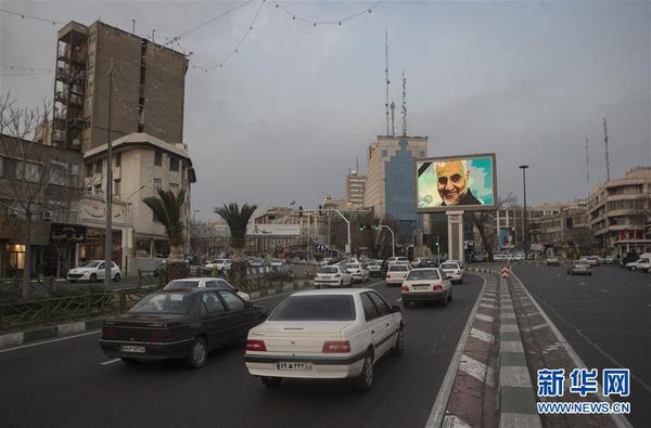 　1月3日，在伊朗德黑兰，街道的大屏幕上显示伊朗伊斯兰革命卫队下属“圣城旅”指挥官卡西姆·苏莱马尼的头像。 苏莱马尼当天在美国对伊拉克首都巴格达国际机场发起的一场火箭弹袭击中身亡。伊朗多名高官随后警告将对美国进行报复。 新华社发（艾哈迈德·哈拉比萨斯摄）