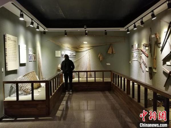 图为独龙族博物馆展示的独龙族生产生活器具。　胡远航 摄