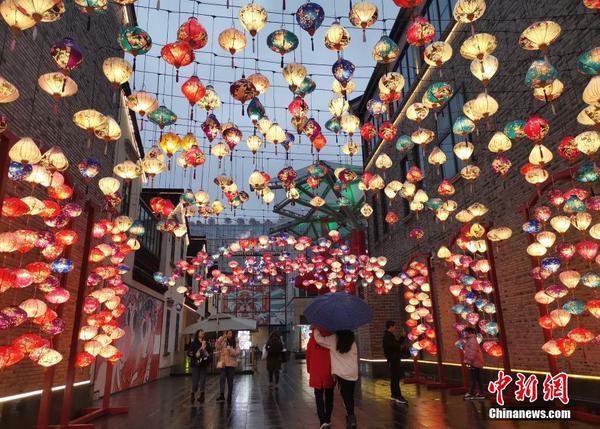 1     1月16日，市民在各色灯笼下行走。春节临近，浙江杭州街头张灯结彩年味渐浓，各式彩灯也吸引了市民及游客目光。中新社记者 张茵 摄