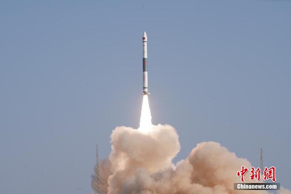1 北京时间1月16日11时2分，中国在酒泉卫星发射中心用快舟一号甲运载火箭，成功将中国首颗通信能力达10Gbps(10吉比特每秒)的低轨宽带通信卫星——银河航天首发星发射升空。卫星顺利进入预定轨道，任务获得圆满成功。刘伟 摄