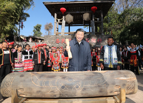 习近平总书记到腾冲市清水乡三家村中寨司莫拉佤族村看望乡亲们。