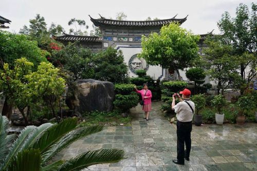 游客在李德昌家的小院内参观留影（2019年8月10日摄）。