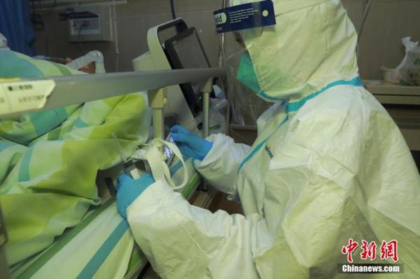 1月22日，武汉大学中南医院全力救治新型冠状病毒感染的肺炎患者。图为抢救重症患者。中新社记者 高翔 摄