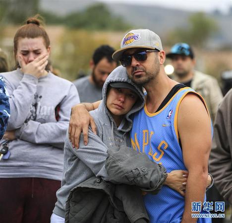 1月26日，在美国加利福尼亚州卡拉巴萨斯市的直升机坠机事故现场附近，人们情绪悲痛。  新华社记者 李颖 摄