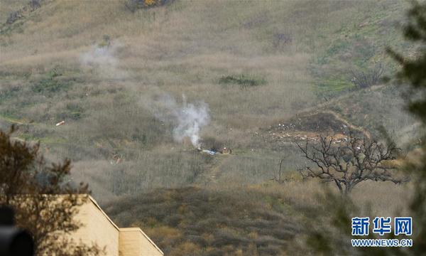　　这是1月26日在美国加利福尼亚州卡拉巴萨斯市拍摄的直升机坠机事故现场。