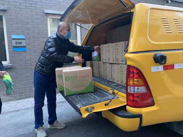 刘富勇委员向东城区捐赠50箱消毒液