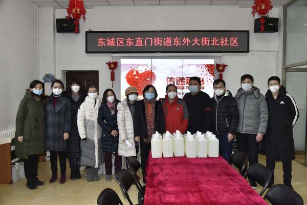 民建东城区委联系购买1500公斤84消毒液，交付社区用于抗击新型冠状病毒肺炎疫情