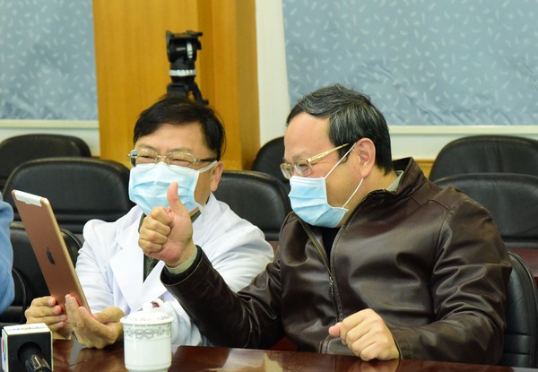 李宇明（左）陪同刘毅市长通过视频连线慰问市中心医院全体医务人员(赵可义摄)