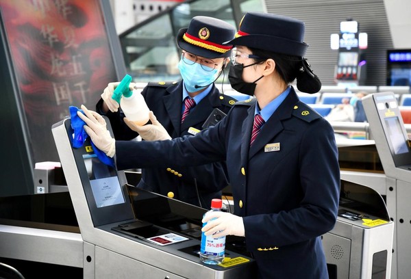 天津站职工对设备设施进行消毒处理