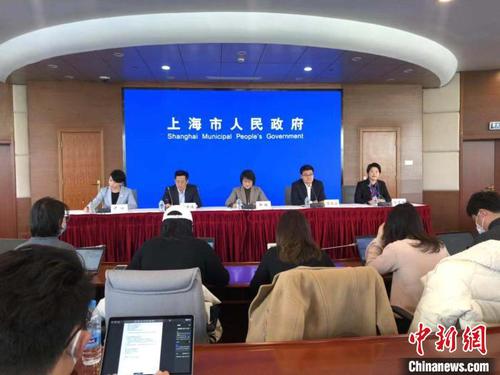 上海举行“新型冠状病毒感染的肺炎防控情况系列新闻发布会”。　徐明睿　摄