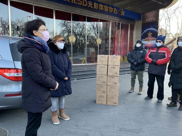 金鑫委员（左二）向街道赠送消毒液等防疫物品