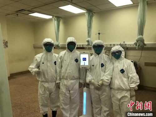2台AirFace人工智能医护服务机器人7日进入武汉市第三医院ICU病房工作。　吴韬团队供图　摄