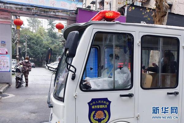 1  2月10日，一辆转运车在武汉市江汉区德望社区接到一位确诊患者送往“方舱医院”。 新华社记者李贺摄