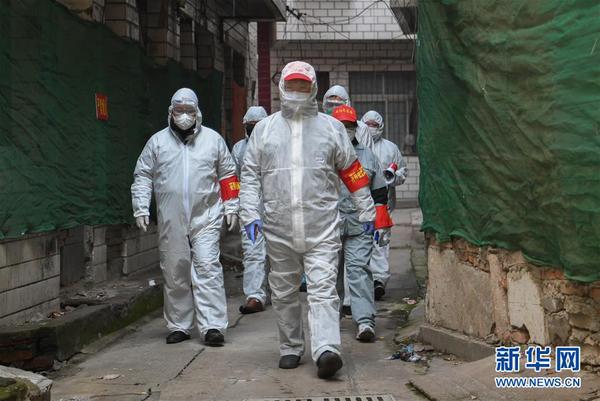 3  2月9日，武汉市江岸区花桥街道志愿者在对街区进行排查。新华社记者程敏摄